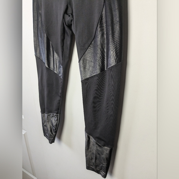 KORAL Black Madr In USA Legging Crop Size Large For Wonen - Picture 2 of 9